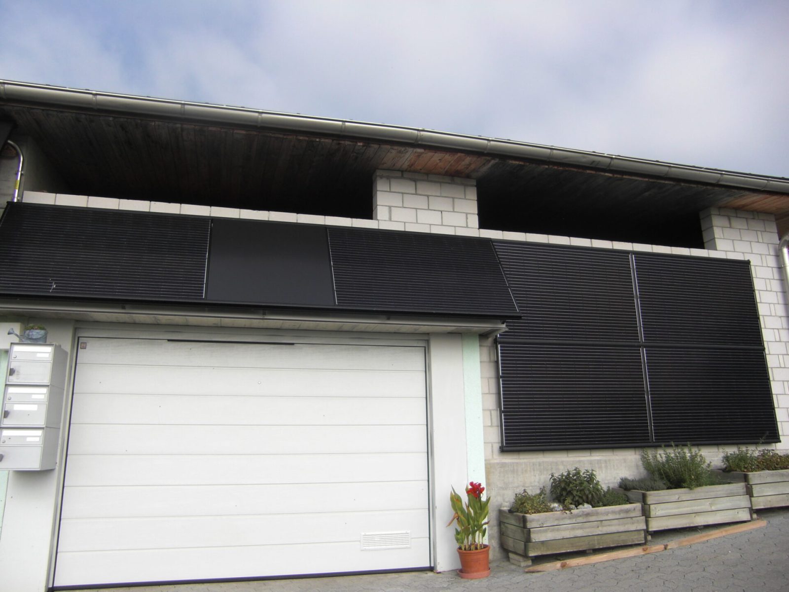 9.6 kWp Fassade (2018) in Kaltbrunn bei Elisabeth und Lorenz Fäh